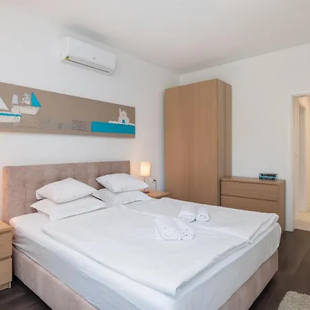 Jolara With Heated Pool شقة