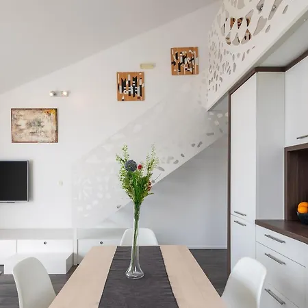Jolara With Heated Pool Apartment *