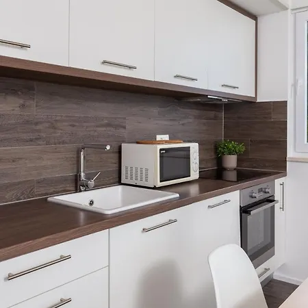 Jolara With Heated Pool Apartment *