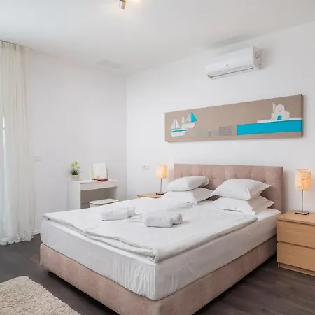 Jolara With Heated Pool Apartment