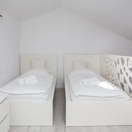 Jolara With Heated Pool Apartment