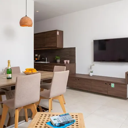 Jolara With Heated Pool Apartment *